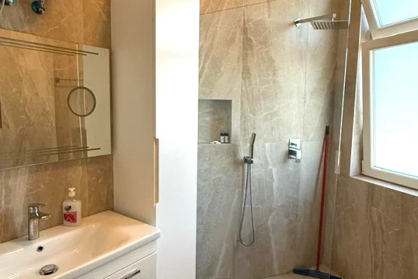 Shtepi me qera Apartament ne Tirane, 2+1, Mobilimi E mobiluar, Pagesa 1,200  Euro.