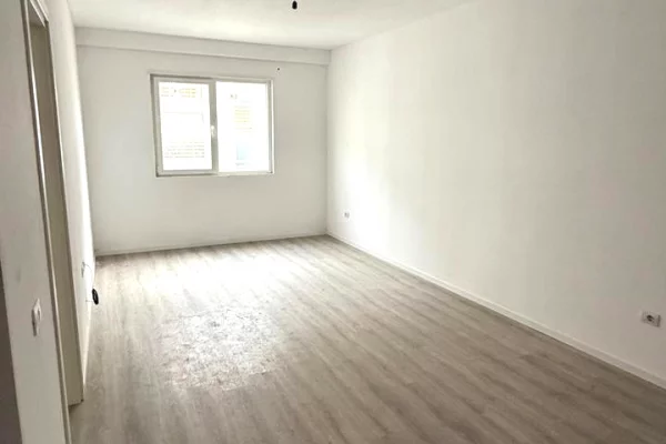 Shtepi ne shitje Apartament ne Tirane, 1+1, Mobilimi Bosh, pa mobiluar, Pagesa 120,000  Euro.