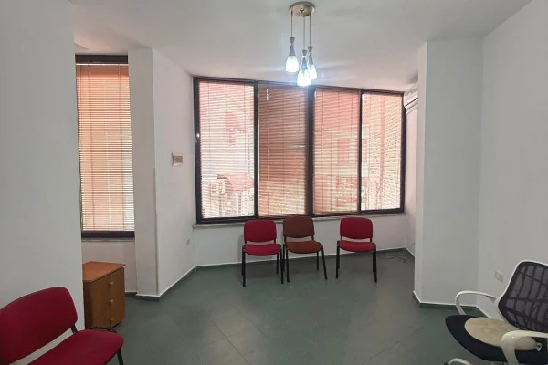 Qera, Zyrë, Perballe Toptanit, Tiranë - 400€ | 28 m²