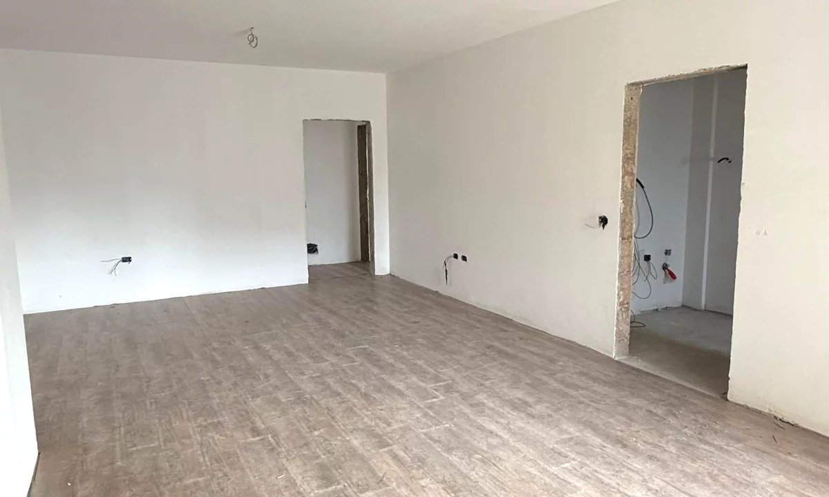 Shtepi ne shitje Apartament ne Tirane, 2+1, Mobilimi Bosh, pa mobiluar, Pagesa 192,000  Euro.