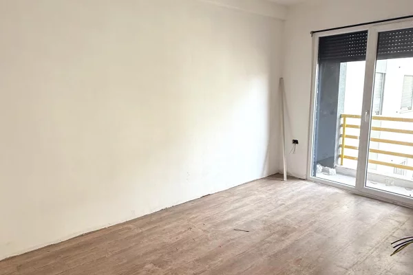 Shtepi ne shitje Apartament ne Tirane, 2+1, Mobilimi Bosh, pa mobiluar, Pagesa 192,000  Euro.