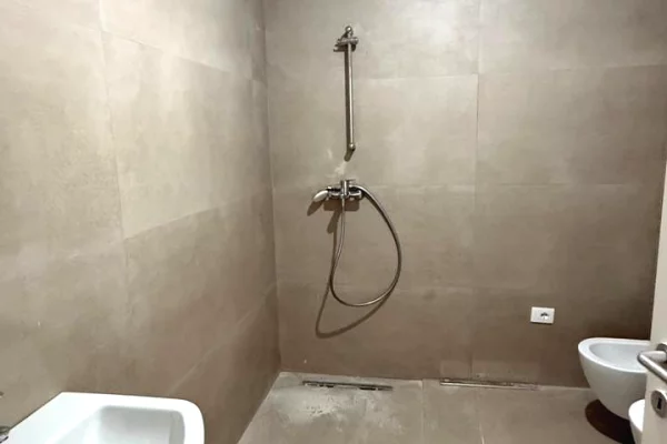 Shtepi me qera Apartament ne Tirane, 1+1, Mobilimi Bosh, pa mobiluar, Pagesa 1,000  Euro.