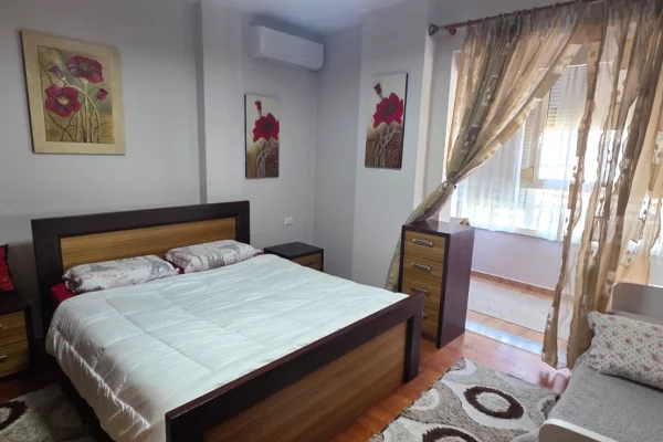 Shtepi me qera Apartament ne Tirane, 2+1, Mobilimi E mobiluar, Pagesa 550  Euro.