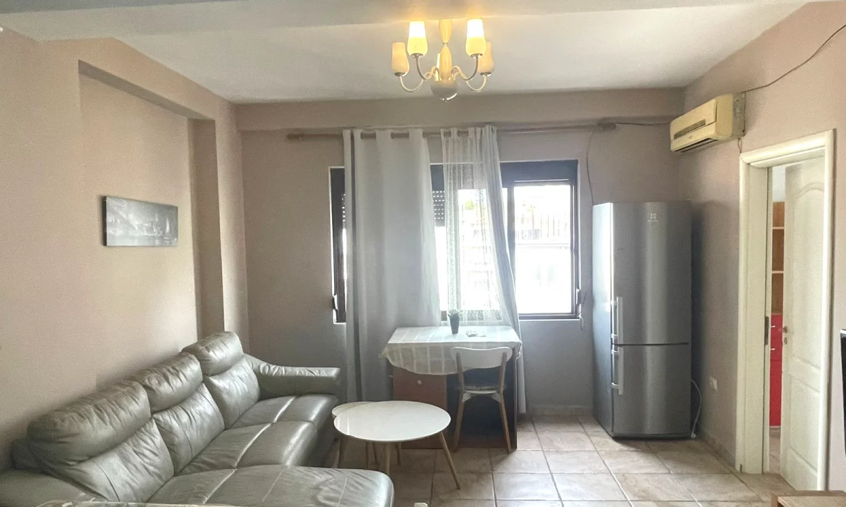 Shtepi me qera Apartament ne Tirane, 3+1, Mobilimi E mobiluar, Pagesa 700  Euro.