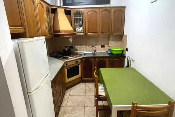Shtepi me qera Apartament ne Tirane, 3+1, Mobilimi E mobiluar, Pagesa 700  Euro.