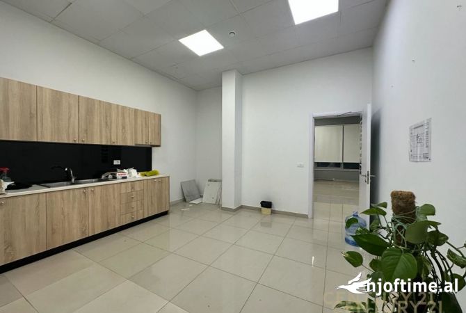 Ambient biznesi me qera 3+1 ne Tirane - 2,600 Euro