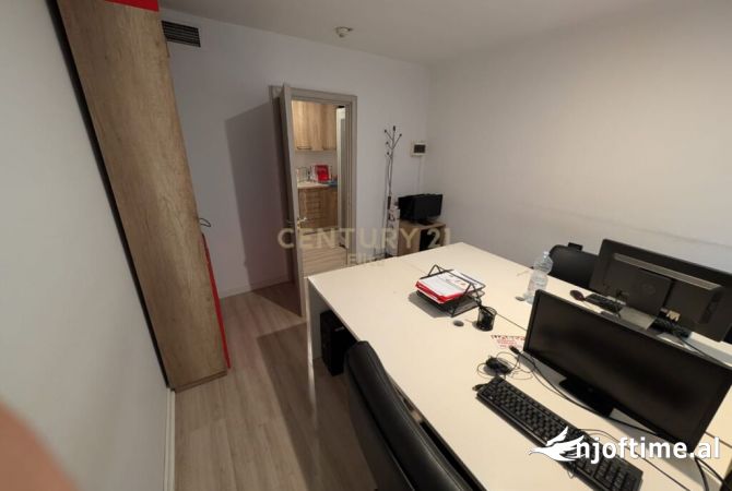 Ambient biznesi me qera 3+1 ne Tirane - 2,500 Euro