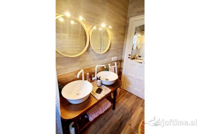 Shtepi ne shitje Apartament ne Tirane, 2+1, Mobilimi E mobiluar, Pagesa 179,000  Euro.