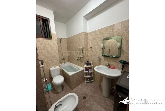 Shtepi ne shitje Apartament ne Tirane, 2+1, Mobilimi E mobiluar, Pagesa 138,000  Euro.