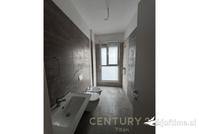 Shtepi ne shitje Apartament ne Tirane, 2+1, Mobilimi Bosh, pa mobiluar, Pagesa 177,600  Euro.