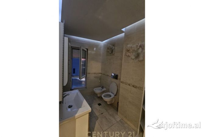 Shtepi ne shitje Apartament ne Tirane, 2+1, Mobilimi E mobiluar, Pagesa 245,000  Euro.