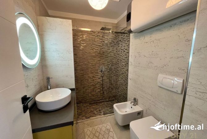 Shtepi me qera Apartament ne Tirane, 3+1, Mobilimi E mobiluar, Pagesa 1,200  Euro.