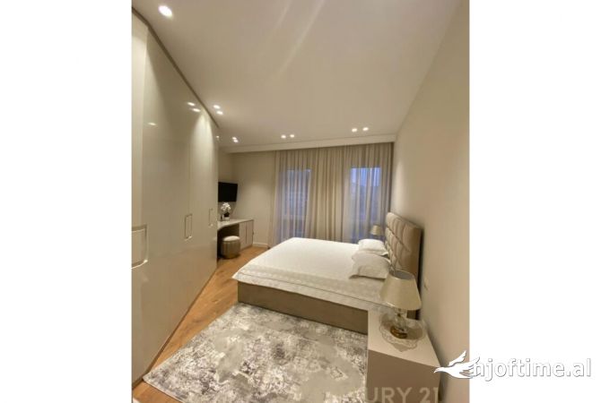 Shtepi ne shitje Apartament ne Tirane, 3+1, Mobilimi E mobiluar, Pagesa 385,000  Euro.