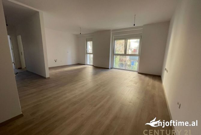 Ambient biznesi me qera 3+1 ne Tirane - 1,300 Euro