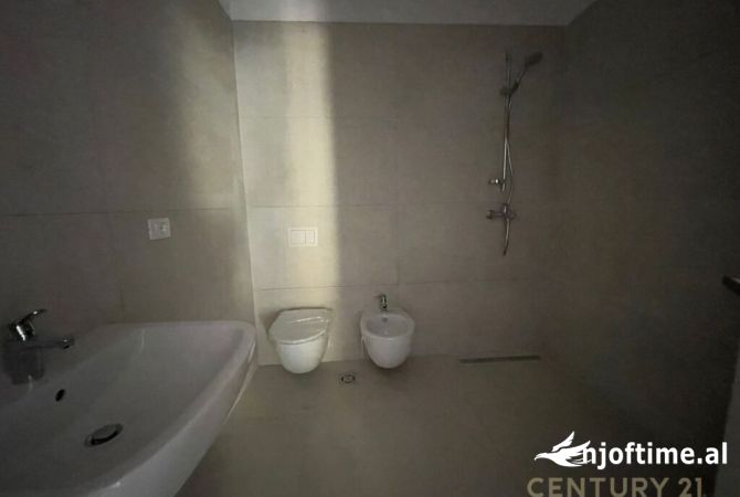 Ambient biznesi me qera 3+1 ne Tirane - 1,300 Euro