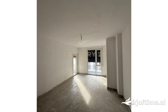 Shtepi ne shitje Apartament ne Tirane, 2+1, Mobilimi Bosh, pa mobiluar, Pagesa 131,950  Euro.