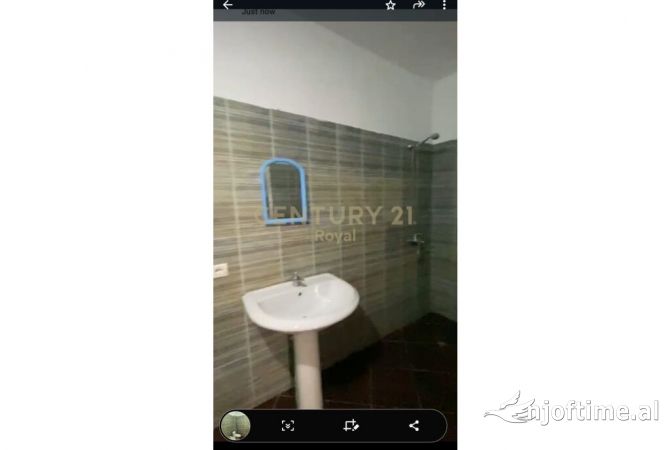 Shtepi ne shitje Apartament ne Tirane, 2+1, Mobilimi Bosh, pa mobiluar, Pagesa 100,000  Euro.