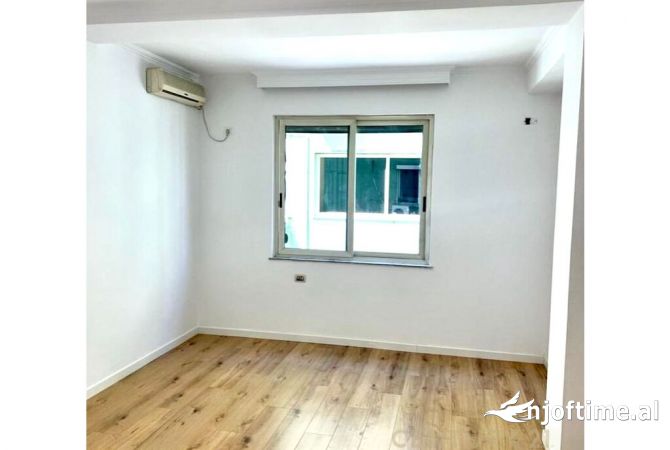 Ambient biznesi me qera 2+1 ne Tirane - 1,200 Euro