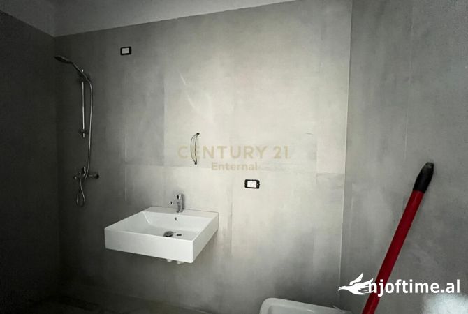 Shtepi me qera Apartament ne Tirane, 2+1, Mobilimi Bosh, pa mobiluar, Pagesa 700  Euro.