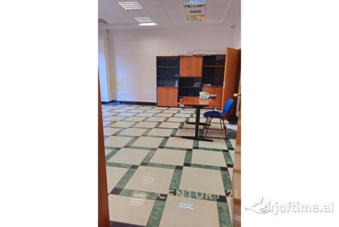 ZYRA ME QIRA 1+1, NE RRUGEN E BARRIKADAVE (17 NENTORI)