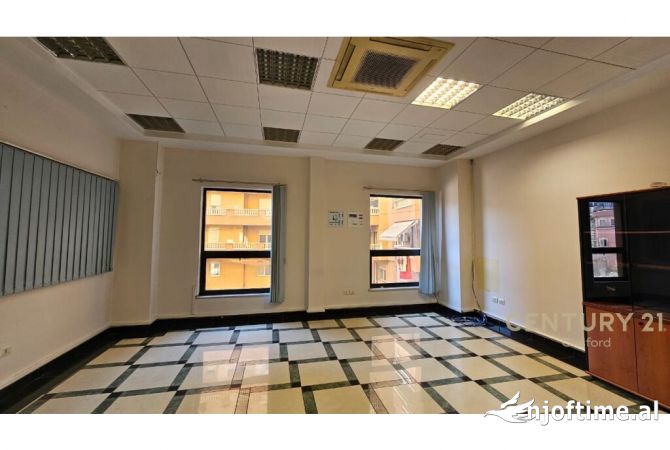 Ambient biznesi me qera 3+1 ne Tirane - 600 Euro