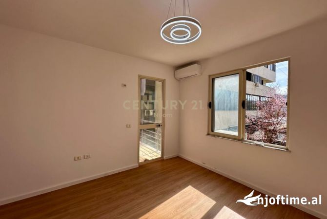Shtepi ne shitje Apartament ne Tirane, 1+1, Mobilimi Bosh, pa mobiluar, Pagesa 98,000  Euro.