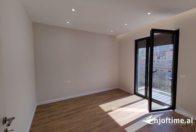 Shtepi ne shitje Apartament ne Tirane, 2+1, Mobilimi Bosh, pa mobiluar, Pagesa 240,000  Euro.