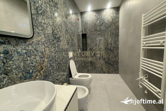 Shtepi me qera Apartament ne Tirane, 3+1, Mobilimi E mobiluar, Pagesa 2,500  Euro.