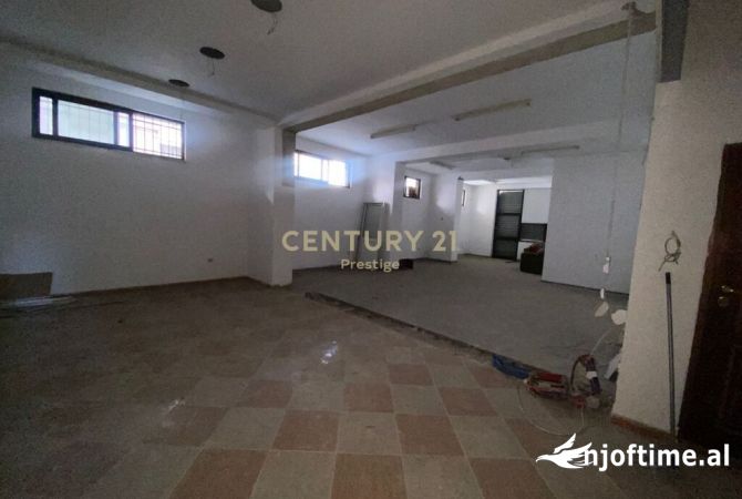 AMBIENT KOMERCIAL ME QIRA, PRANE MINISTRISE SE JASHTME, TIRANE!
