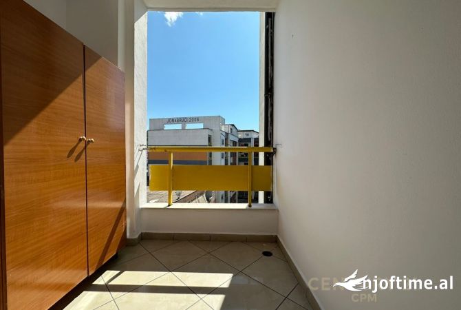 Shtepi me qera Apartament ne Tirane, 2+1, Mobilimi Pjeserisht e mobiluar, Pagesa 450  Euro.