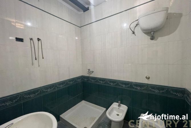 Ambient biznesi me qera 3+1 ne Tirane - 1,000 Euro