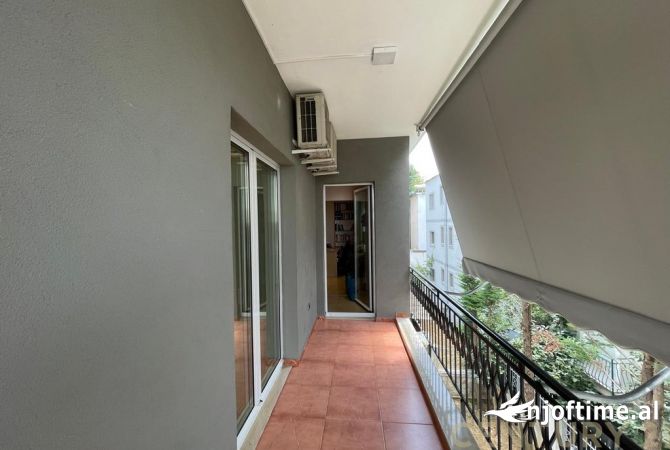 Shtepi me qera Vila Luksoze ne Tirane, 4+1, Mobilimi E mobiluar, Pagesa 2,500  Euro.