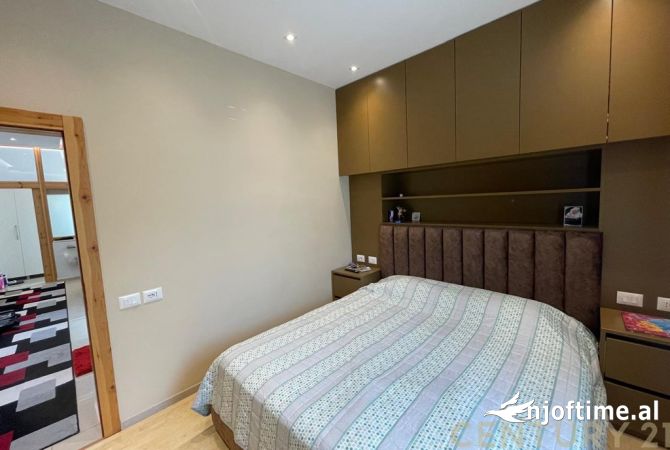 Shtepi me qera Vila Luksoze ne Tirane, 4+1, Mobilimi E mobiluar, Pagesa 2,500  Euro.