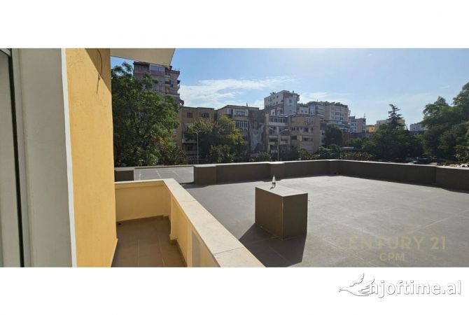 Ambient biznesi me qera 3+1 ne Tirane - 1,700 Euro