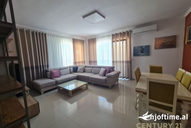 Apartament 2+2+2+Parking për qira tek xhamia, 