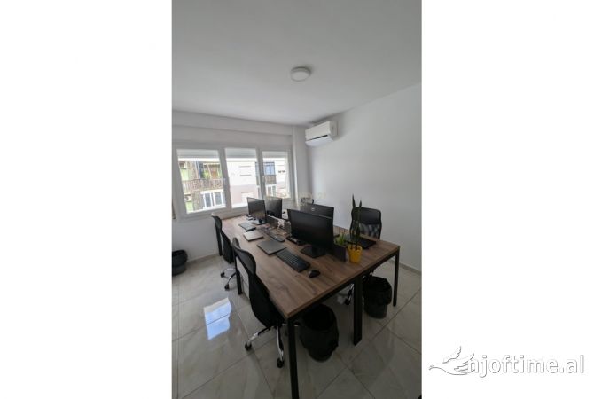 Ambient biznesi me qera 3+1 ne Tirane - 500 Euro