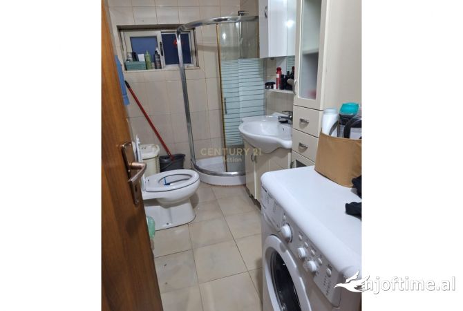 Shtepi ne shitje Apartament ne Tirane, 2+1, Mobilimi E mobiluar, Pagesa 135,000  Euro.