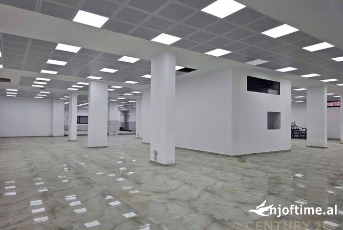 Ambiente Commerciale in Affitto 3+1 a Tirana - 2,500 Euro