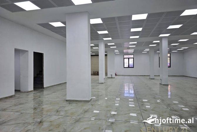 Ambiente Commerciale in Affitto 3+1 a Tirana - 2,500 Euro