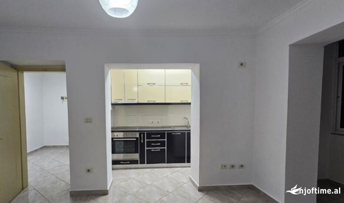 Shtepi ne shitje Apartament ne Tirane, 1+1, Mobilimi Bosh, pa mobiluar, Pagesa 88,000  Euro.