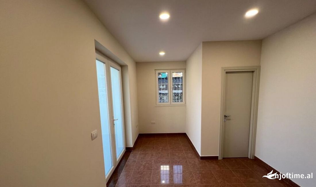 Njesi Komerciale per Qira prane Pazarit te Ri 350 Euro /Muaj