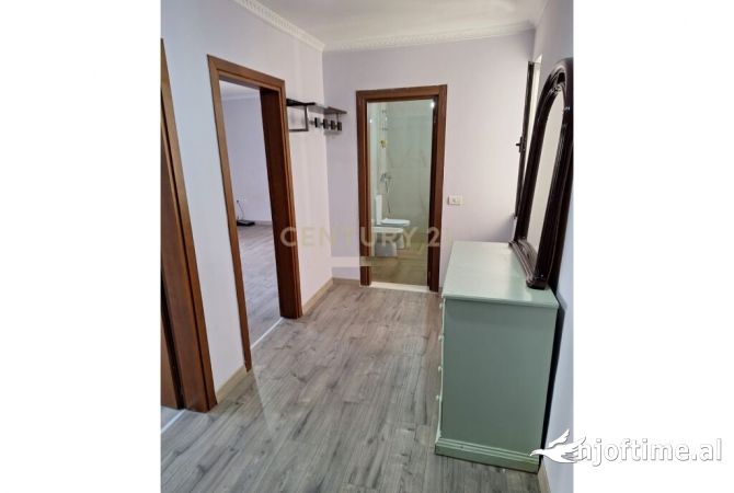 Shtepi ne shitje Apartament ne Tirane, 2+1, Mobilimi Pjeserisht e mobiluar, Pagesa 210,000  Euro.