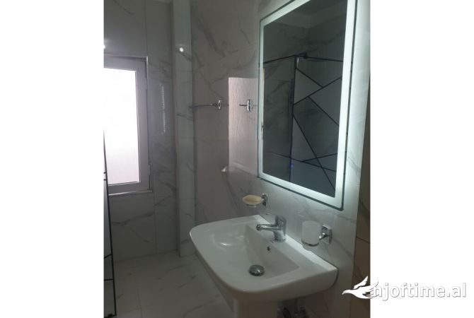 Shtepi ne shitje Apartament ne Tirane, 1+1, Mobilimi Bosh, pa mobiluar, Pagesa 82,000  Euro.