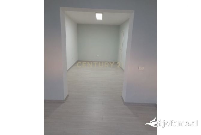 Ambient biznesi me qera 3+1 ne Tirane - 1,000 Euro