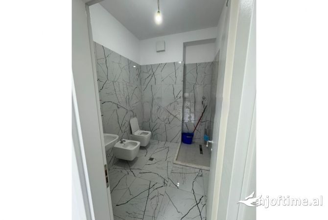 Ambient biznesi me qera 2+1 ne Tirane - 700 Euro