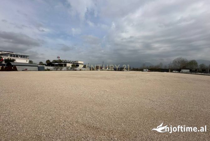 Truall ose Toke  ne Tirane - 4,500 Euro