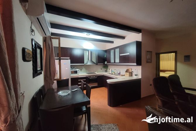 Shtepi me qera Vila Luksoze ne Tirane, 3+1, Mobilimi E mobiluar, Pagesa 1,100  Euro.