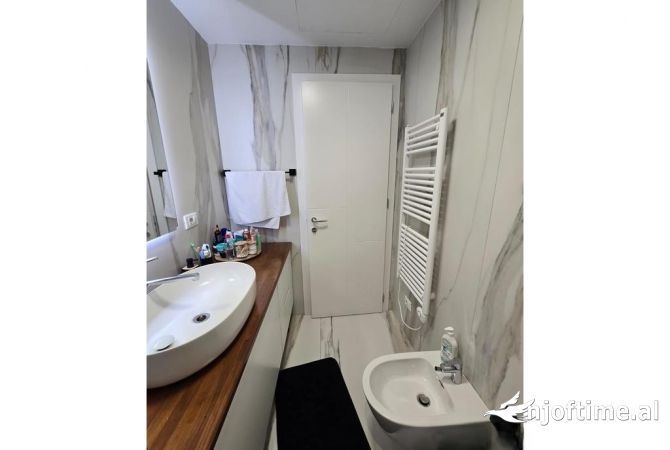 Shtepi ne shitje Apartament ne Tirane, 2+1, Mobilimi E mobiluar, Pagesa 200,000  Euro.