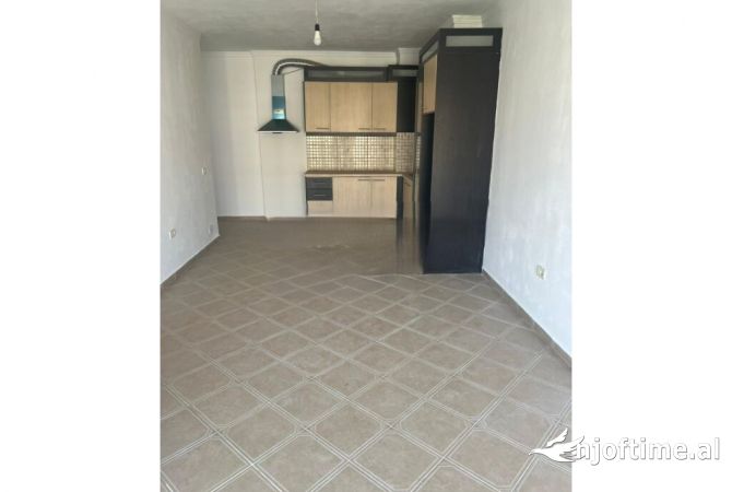 Shtepi ne shitje Apartament ne Tirane, 1+1, Mobilimi Pjeserisht e mobiluar, Pagesa 92,000  Euro.