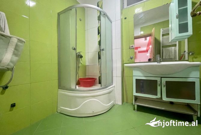 Shtepi ne shitje Apartament ne Tirane, 3+1, Mobilimi E mobiluar, Pagesa 165,000  Euro.